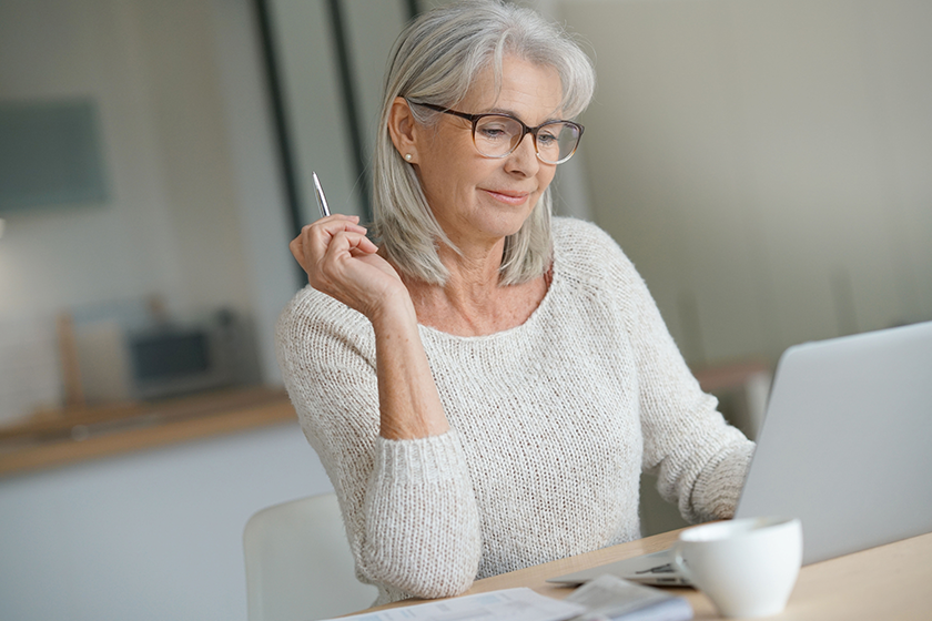 senior-woman-at-home-websurfing